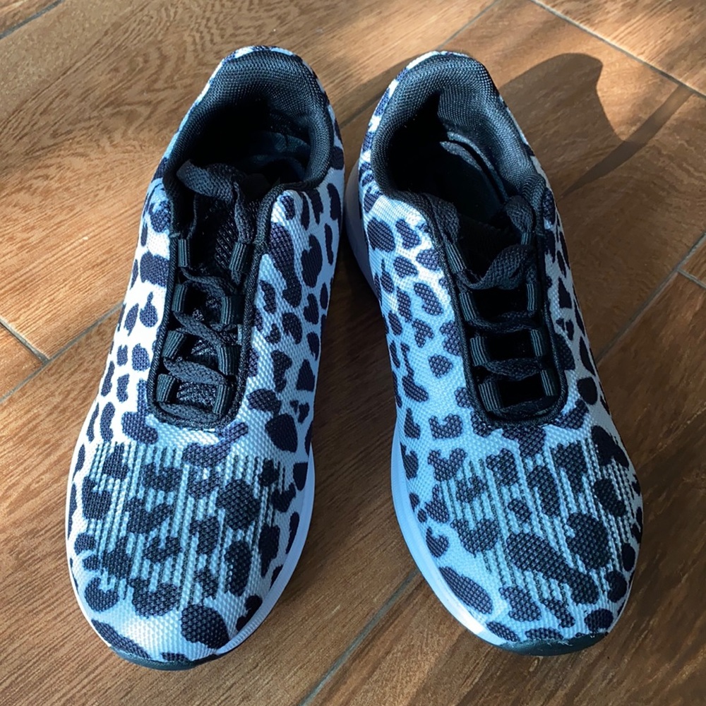 Tennis shoes